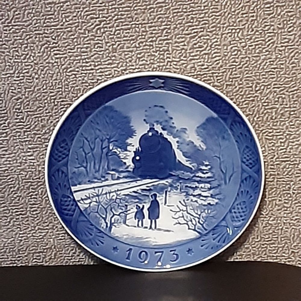 Vintage 1973 Royal Copenhagen Denmark Christmas Plate 7 1/4" titled "Going Home"